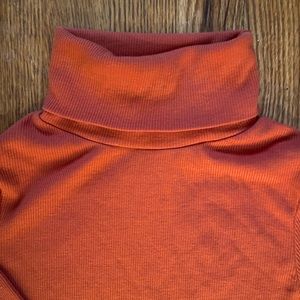 Beautiful orange ribbed turtleneck. Only worn a few times VGUC Size 8 runs small